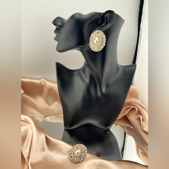 Vintage-Inspired Pearl & Crystal Clip-On Earrings - Picture 6 of 9